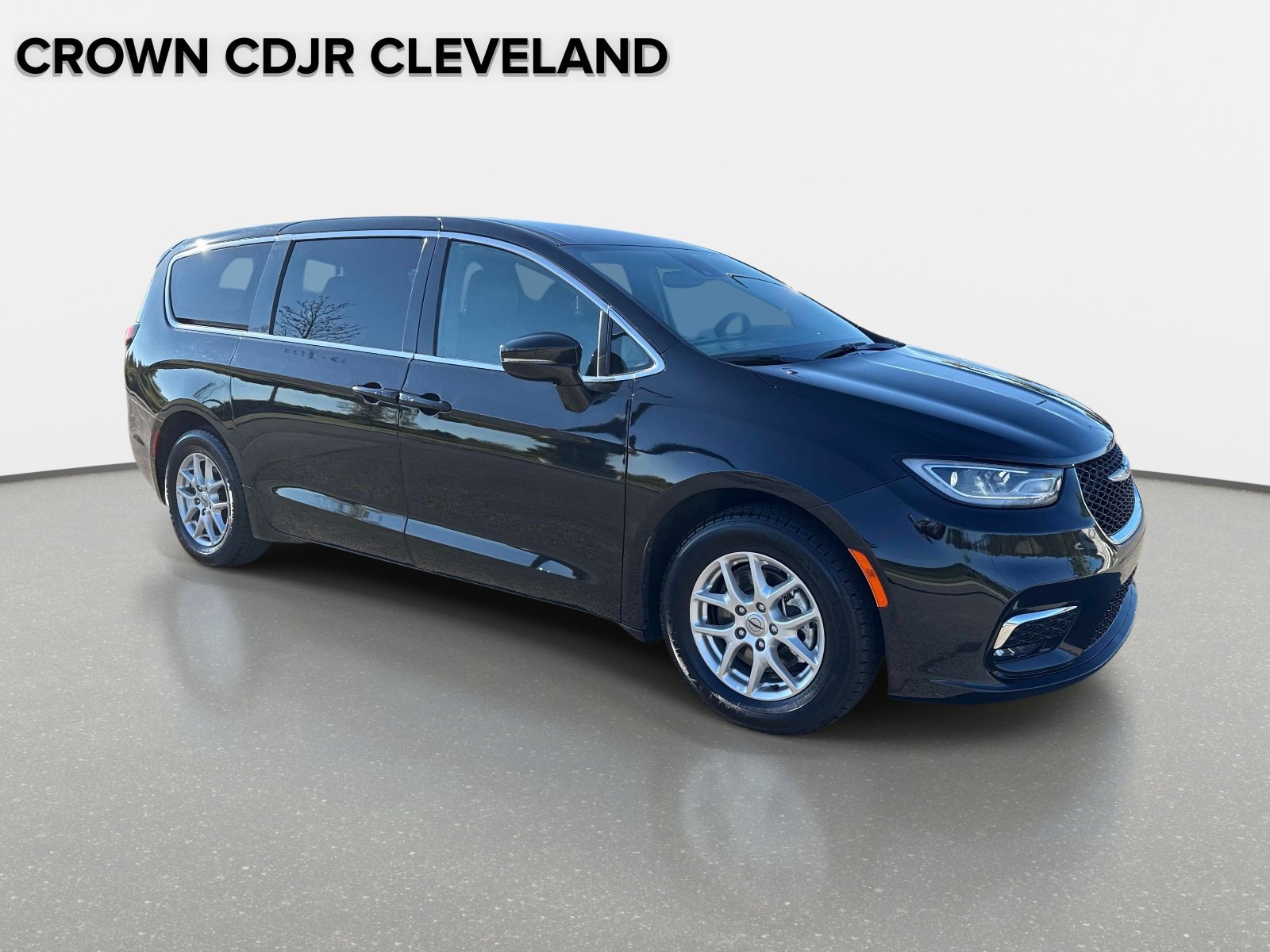 Used 2025 Chrysler Pacifica Select FWD image 2