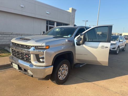 Used 2022 Chevrolet Silverado 2500 LT w/ Convenience Package AWD/4WD image 11