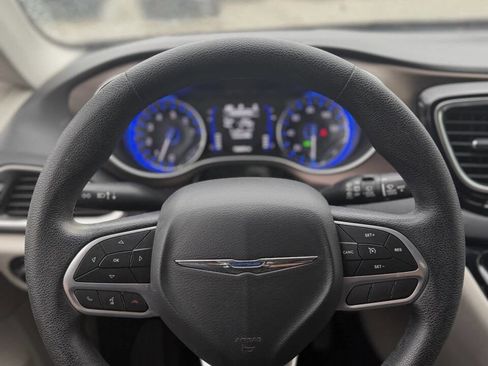 Used 2020 Chrysler Voyager Lxi FWD image 14