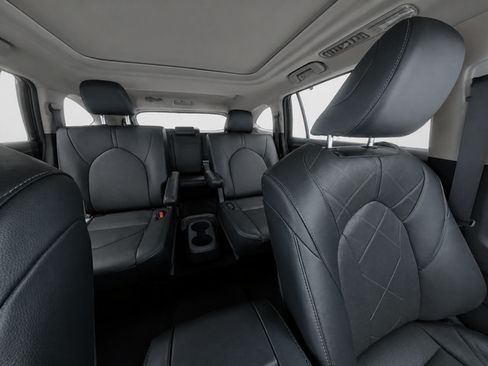 Used 2024 Toyota Highlander Platinum FWD image 16
