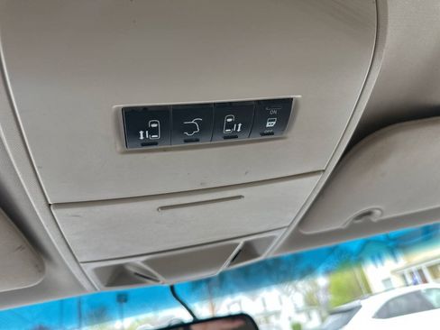 Used 2015 Chrysler Town & Country Touring FWD image 18