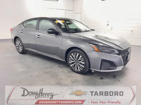 Used 2025 Nissan Altima 2.5 SV FWD image 3