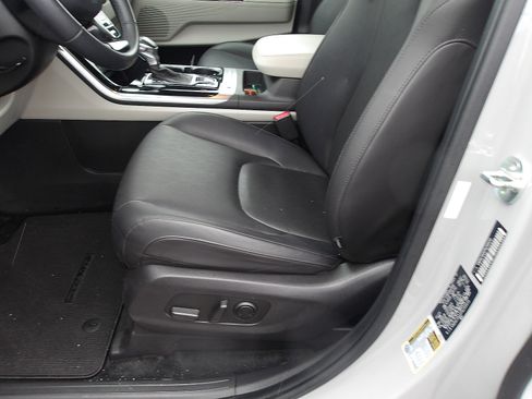 Used 2023 Kia Carnival EX image 16