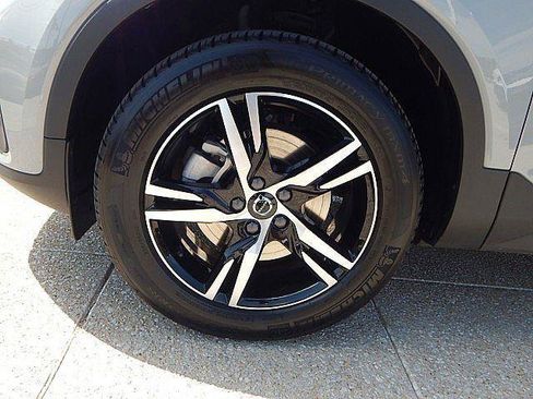 Used 2025 Volvo XC40 B5 Core AWD/4WD image 13