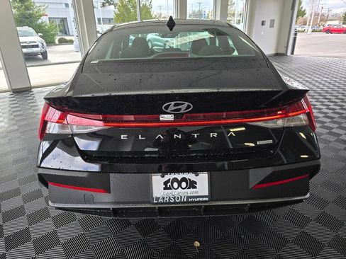 New 2026 Hyundai Elantra Hybrid FWD image 4