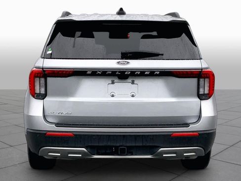 Used 2025 Ford Explorer Active w/ Active Comfort Package RWD image 5