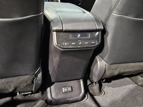 Used 2023 Toyota Highlander XLE AWD/4WD image 37