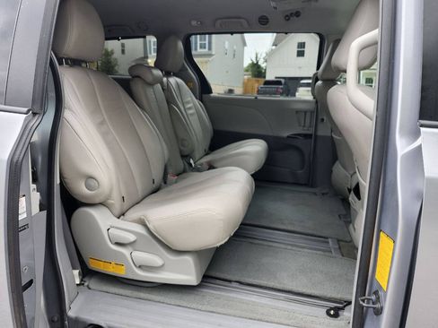 Used 2011 Toyota Sienna LE FWD image 5
