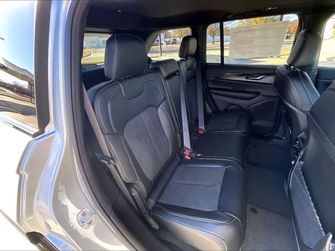 New 2025 Jeep Grand Cherokee Altitude image 21