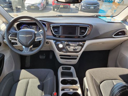 Used 2024 Chrysler Voyager LX FWD image 4