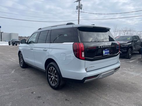 Used 2025 Ford Expedition Platinum image 3