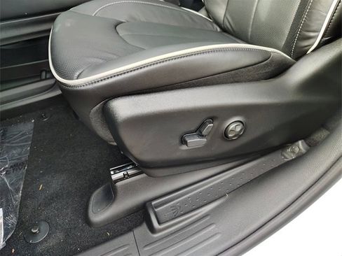 New 2026 Chrysler Pacifica Limited w/ Uconnect Theater Family Group image 14