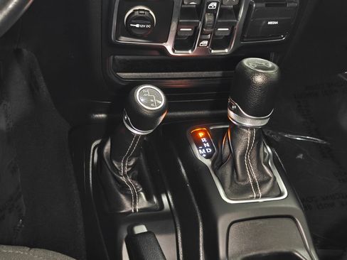 Used 2019 Jeep Wrangler Unlimited Sahara w/ Cold Weather Group AWD/4WD image 9