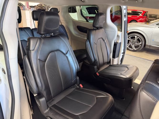 Used 2024 Chrysler Pacifica Touring-L FWD image 34