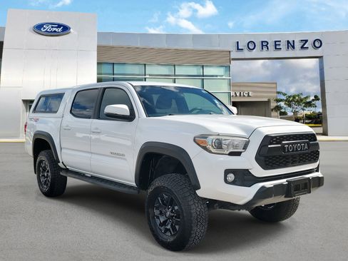 Used 2017 Toyota Tacoma TRD Off-Road image 3