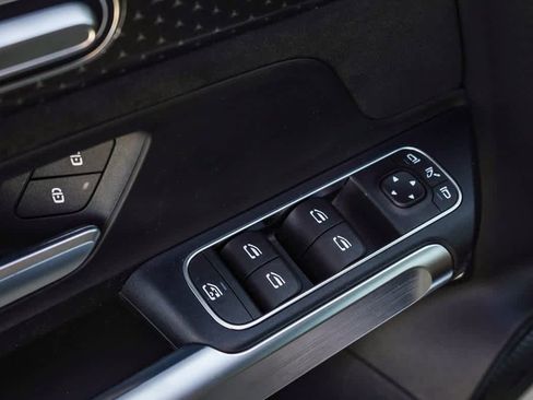 Used 2024 Mercedes-Benz EQB 300 4MATIC image 24