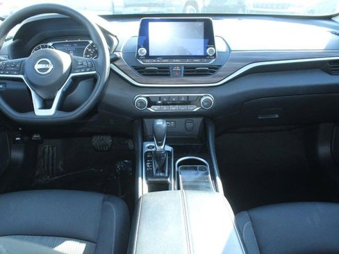 Used 2024 Nissan Altima 2.5 SV image 13