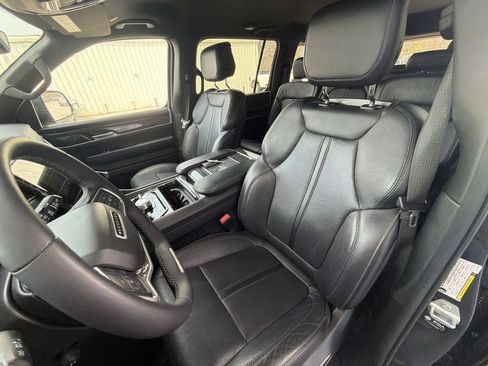 Used 2022 Jeep Wagoneer Series III AWD/4WD image 19
