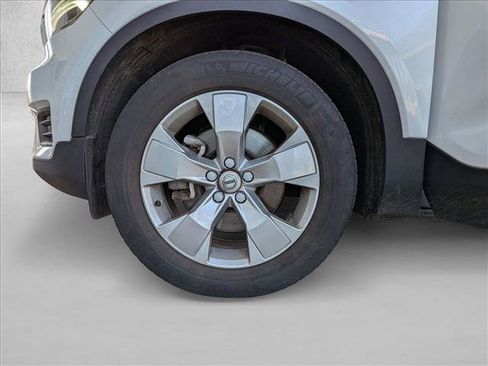 Used 2022 Volvo XC40 T4 Momentum FWD image 13