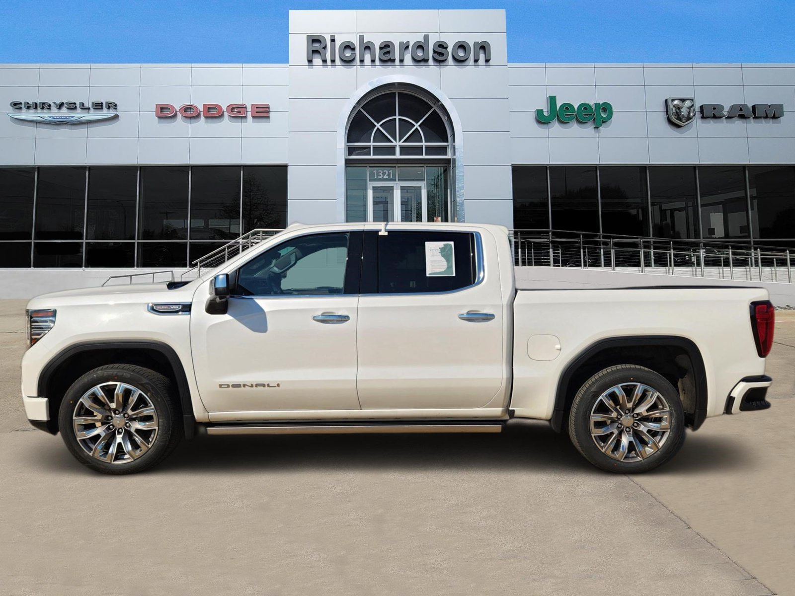 Used 2023 GMC Sierra 1500 Denali w/ Denali Reserve Package AWD/4WD image 3