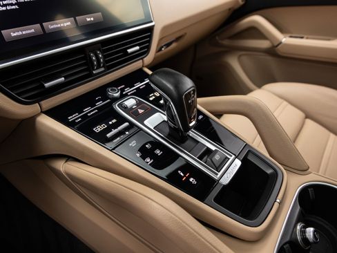 Certified 2022 Porsche Cayenne Coupe AWD/4WD image 18
