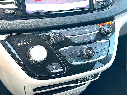 Used 2024 Chrysler Pacifica Touring-L FWD image 36