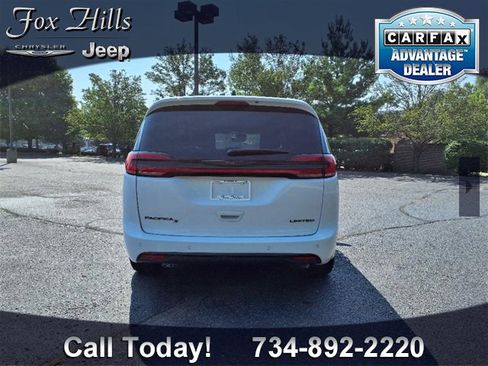 Used 2025 Chrysler Pacifica Limited image 7