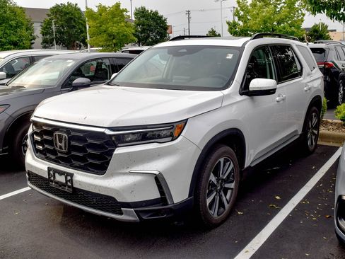 Used 2025 Honda Pilot Touring image 1