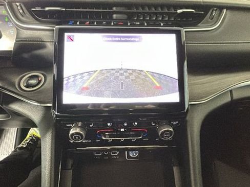 Used 2023 Jeep Grand Cherokee Overland w/ Luxury Tech Group IV AWD/4WD image 22
