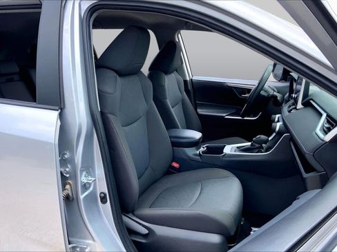 Used 2025 Toyota RAV4 XLE FWD image 9