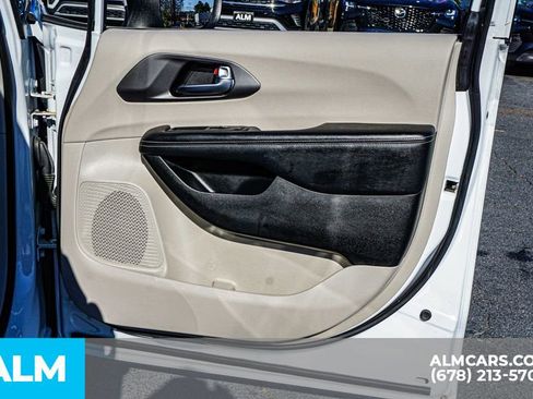 Used 2023 Chrysler Pacifica Touring-L image 56