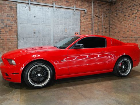 Used 2013 Ford Mustang GT Premium RWD image 4