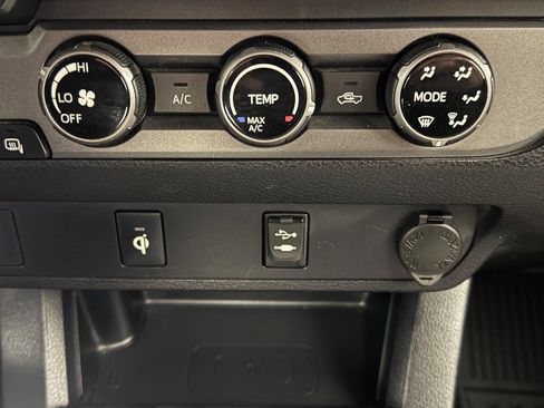 Used 2017 Toyota Tacoma TRD Off-Road image 28