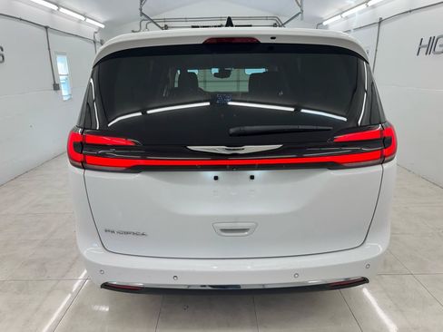 Used 2024 Chrysler Pacifica Touring-L FWD image 5