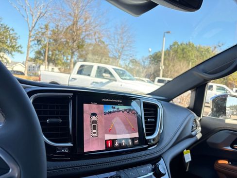 New 2026 Chrysler Pacifica Pinnacle image 22