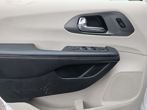 Used 2022 Chrysler Pacifica Touring-L FWD image 15