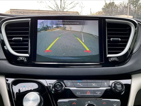 Certified 2024 Chrysler Pacifica Touring-L image 13