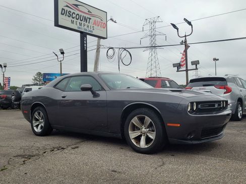 Used 2015 Dodge Challenger SXT image 2