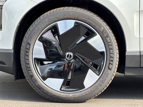New 2025 Volvo EX30 Plus w/ Climate Package image 24