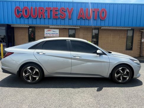 Used 2023 Hyundai Elantra SEL w/ Convenience Package FWD image 8