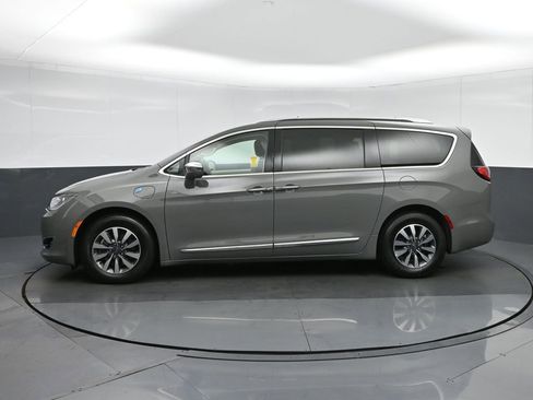 Used 2020 Chrysler Pacifica Limited w/ Advanced Safetytec Group image 4