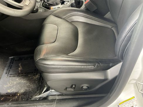 Used 2022 Jeep Cherokee Limited image 18