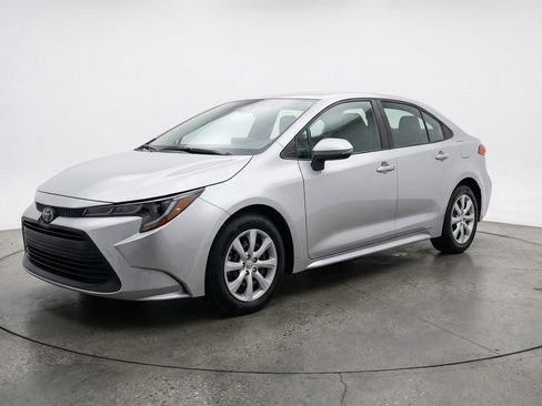 Used 2025 Toyota Corolla LE image 3