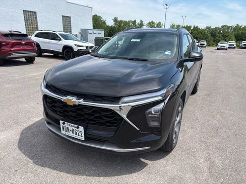 Used 2025 Chevrolet Trax LT FWD image 3