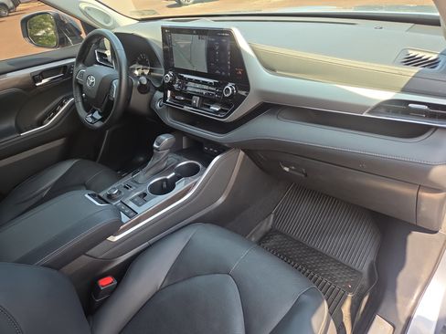 Used 2021 Toyota Highlander Platinum AWD/4WD image 18