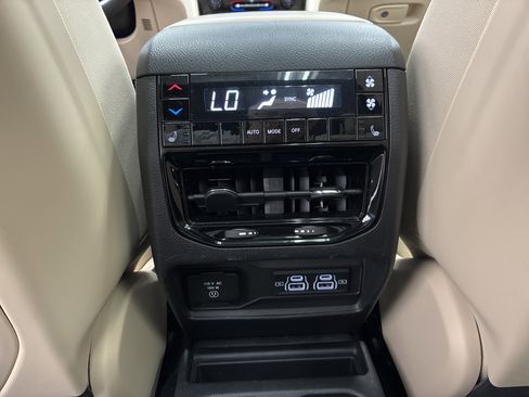 Certified 2024 Jeep Grand Cherokee L Limited w/ Luxury Tech Group II AWD/4WD image 14