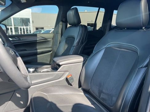 Used 2024 Jeep Grand Cherokee Altitude image 14