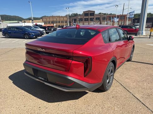 New 2025 Kia K4 LXS image 8