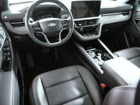Certified 2025 Ford Explorer Platinum AWD/4WD image 4