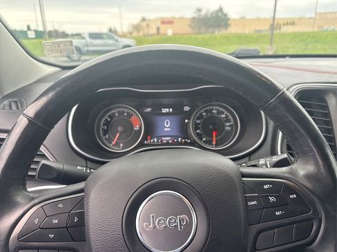 Used 2019 Jeep Cherokee Trailhawk w/ Cold Weather Group AWD/4WD image 13